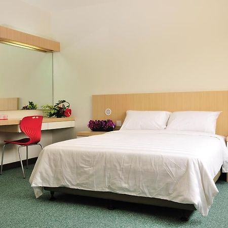 Phoenix Hotel Куала Лумпур Екстериор снимка