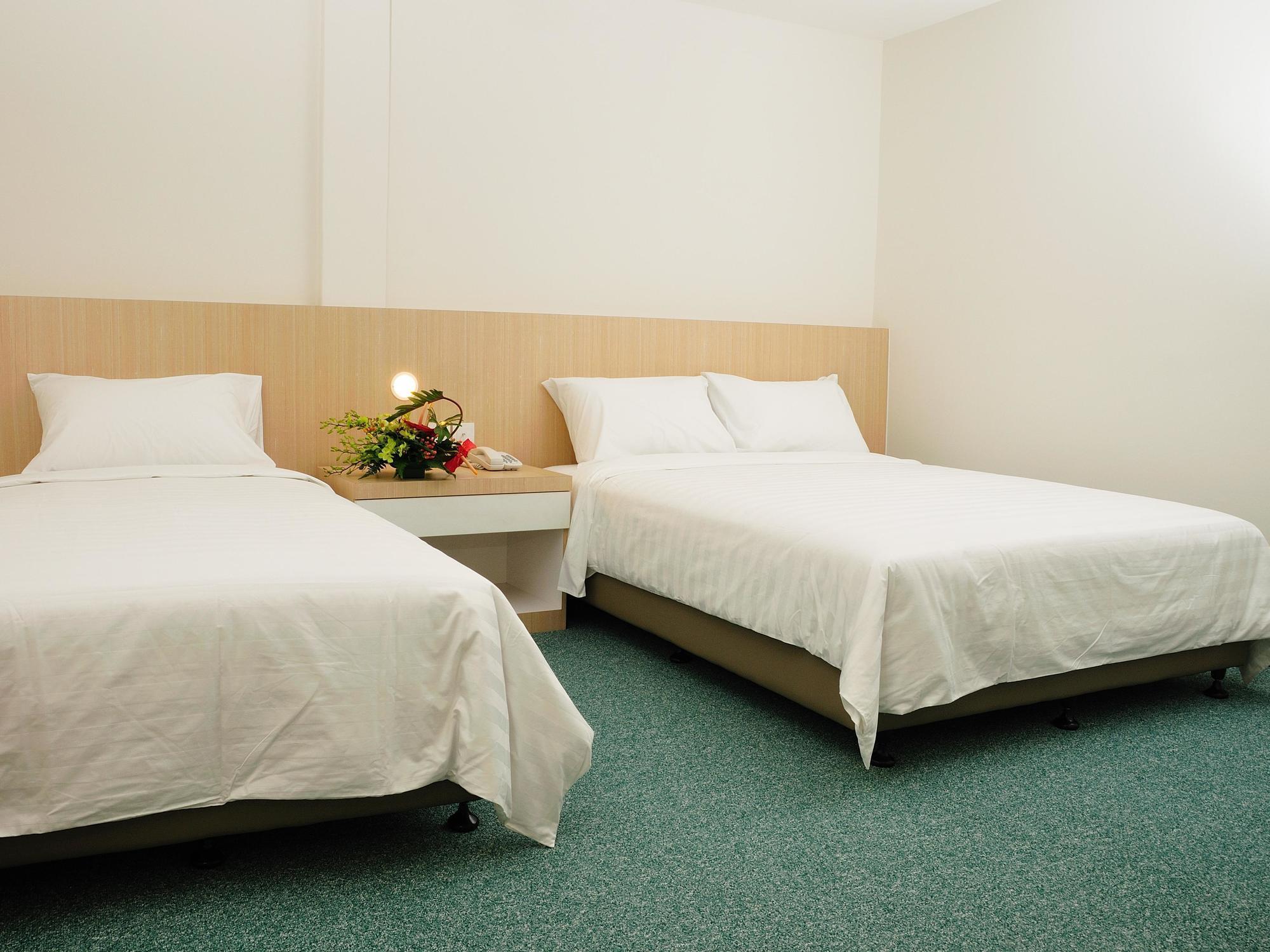 Phoenix Hotel Куала Лумпур Екстериор снимка