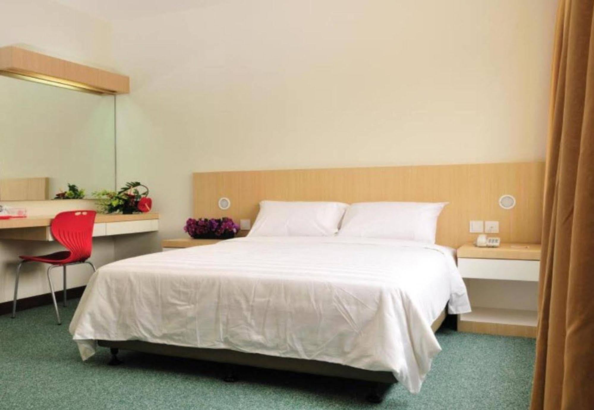 Phoenix Hotel Куала Лумпур Екстериор снимка